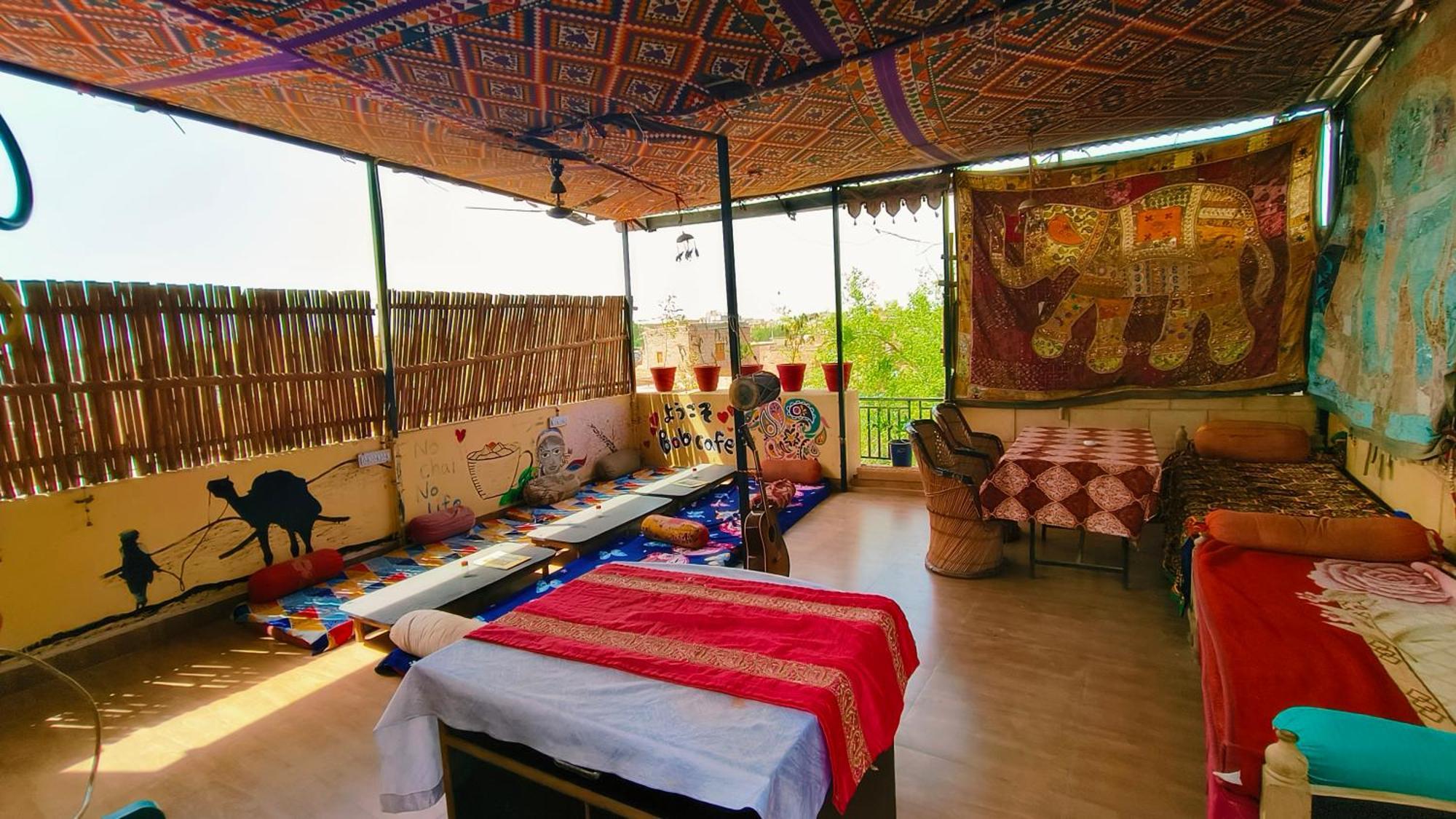 Bob Cafe & गेस्ट हाउस